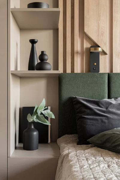 Stilvolle Regale Mit Dekorationen Neben Gemütlichem Bett Eleganten Schlafzimmer — Stockfoto
