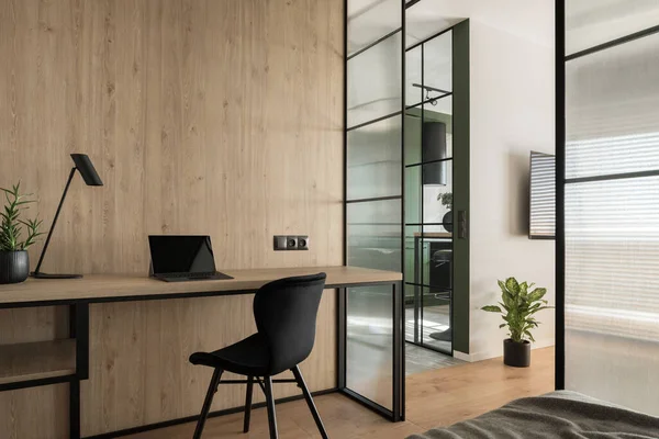 Jednoduchý Funkční Interiér Domácí Kanceláře Dřevěnou Stěnou Stolem Židlí Dekorativní — Stock fotografie