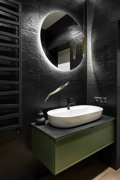 Μοντέρνο Μπάνιο Εσωτερικό Μαύρα Πλακάκια Τοίχου Στρογγυλό Καθρέφτη Φως Led — Φωτογραφία Αρχείου