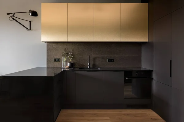 Elegan Dan Interior Dapur Modern Dengan Lemari Atas Emas Dan — Stok Foto