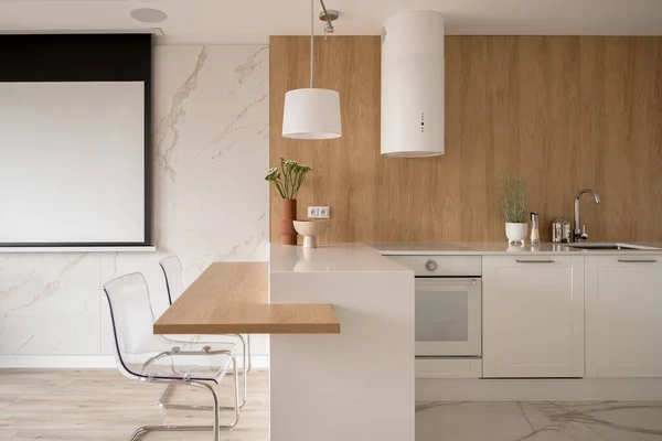 Modern Beyaz Mutfak Mermer Duvarda Projektör Ekranı Olan Bir Odaya — Stok fotoğraf