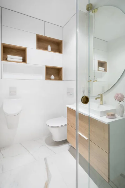 风格时尚的白色浴室 有大理石地板和墙砖 木制细节和玻璃淋浴墙 — 图库照片