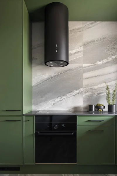 时尚厨房 有绿色橱柜 天花板和黑色厨房帽 烤箱和台面 — 图库照片