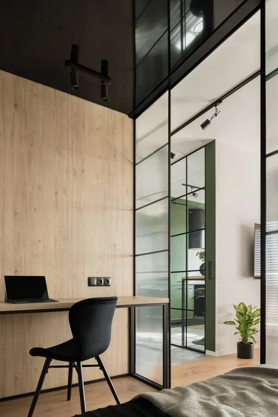 Moderní Domácí Kancelář Jednoduchou Černou Židlí Dřevěným Psacím Stolem Pokoji — Stock fotografie