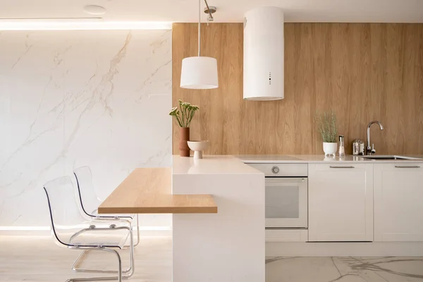 Mermer Ahşap Zemin Duvarlar Beyaz Mobilyalarla Güzel Estetik Bir Mutfak — Stok fotoğraf