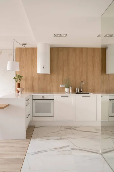 Elegantní Kuchyň Stylovým Bílým Nábytkem Mramorovou Podlahou Zrcadlem Dřevěnou Stěnou — Stock fotografie