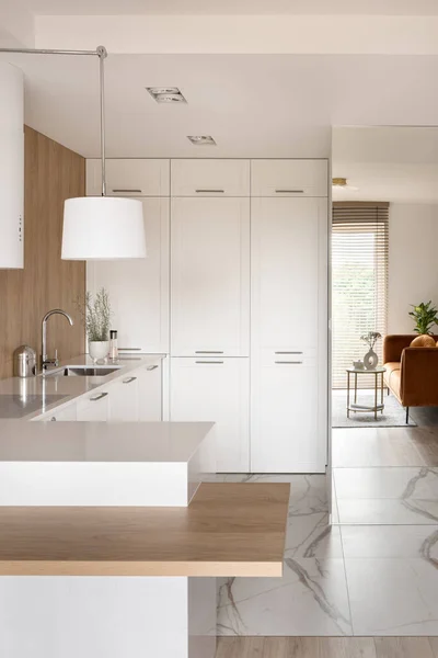 Cocina Moderna Con Espejo Muebles Blancos Abierta Salón —  Fotos de Stock