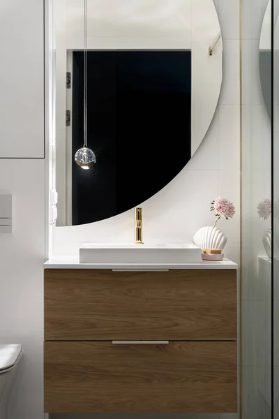 Großer Spiegel Über Dem Waschbecken Mit Goldenem Wasserhahn Und Stilvoller — Stockfoto