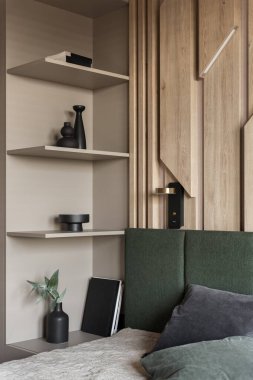 Duvarda ahşap dekorlar, şık yatak odalarında süslü raflar ve rahat yataklar.