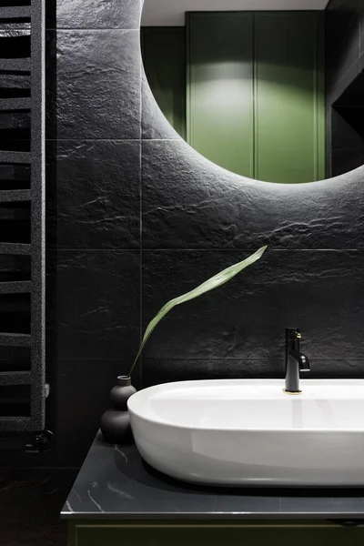 Moderne Elegante Donkere Badkamer Met Ovale Wastafel Zwarte Wandtegels Ronde — Stockfoto