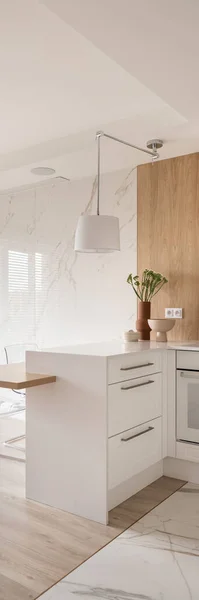 Vertikales Panorama Einer Einfachen Weißen Lampe Über Der Weißen Küchenarbeitsplatte — Stockfoto