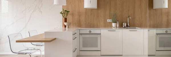 Panorama Dapur Yang Cerah Dan Elegan Dengan Furnitur Putih Lantai — Stok Foto