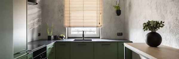 Panorama Prostorné Moderní Kuchyně Zelenými Skříněmi Zásuvkami Černými Pulty Oknem — Stock fotografie