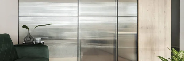 Panorama Moderna Pared Vidrio Templado Salón Con Sofá Verde — Foto de Stock