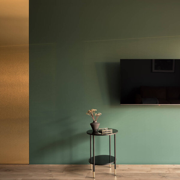 Стильный номер с декоративной золотой деталью на зеленой стене с большим телевизором и боковым столом с декором