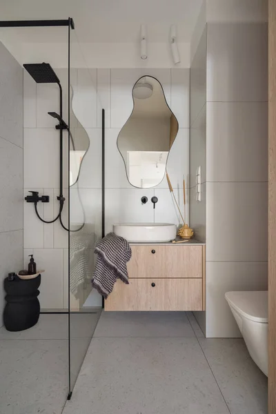 Jednoduché Šedé Dlaždice Moderní Design Koupelně Sprchou Černým Kohoutkem Stylovým Stock Snímky