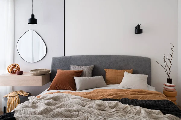 Comfortabele Eclectische Slaapkamer Met Decoraties Natuurlijke Kleuren Groot Gezellig Bed Rechtenvrije Stockfoto's