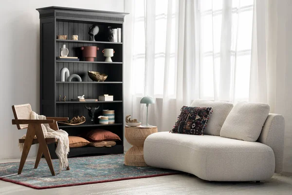 Elegant Sofa Eclectic Style Living Room Classic Bookcase Rattan Chair lizenzfreie Stockfotos