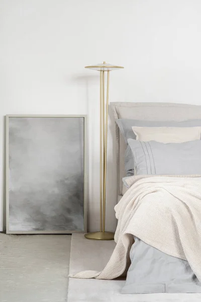现代艺术紧邻优雅的金灯和舒适的床 蓝色米黄色 亚麻床上用品和枕头在明亮的卧室里 — 图库照片
