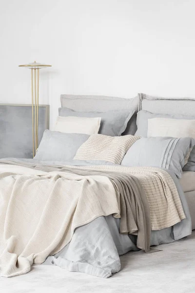 Big Cozy Bed Flax Blue Beige Bedclothes Pillows Bright Bedroom — стоковое фото