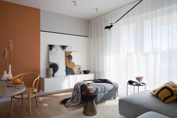 Helles Und Trendiges Wohnzimmer Mit Orangefarbener Wand Kunst Modernen Möbeln — Stockfoto