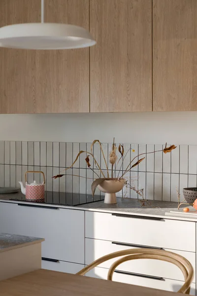 Einfache Kücheneinrichtung Mit Stilvollen Weißen Und Hölzernen Möbeln Schränken Und Stockbild