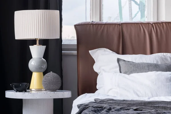 Elegante Lamp Met Moderne Witte Grijze Gele Voet Stijlvolle Decoraties — Stockfoto