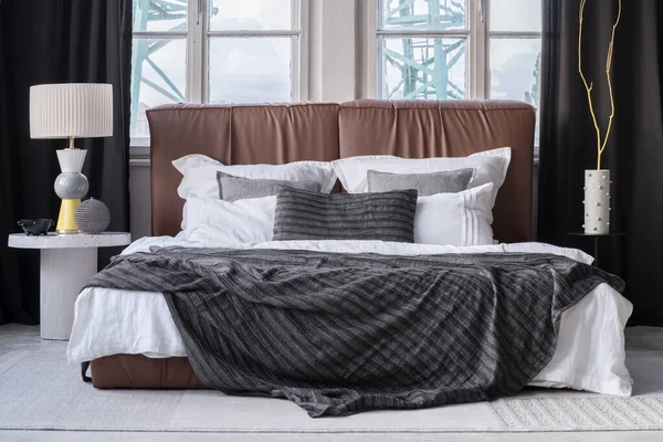 时尚而现代的卧室 窗户大 床头柜装饰 床舒适 床上用品洁白 床架和床头板 — 图库照片