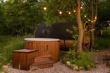 Ormandaki glamping kampında jakuzi ve sauna
