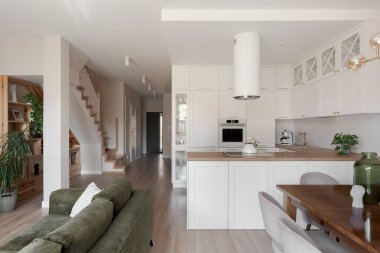 Zarif ve rahat bir ev. Mutfak, yemek salonu ve oturma odası açık.