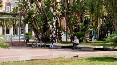 PMlaga, Endülüs Juli 26 2025: Mlaga 'nın panoramik bir görüntüsü, kıyı zarafeti ve tarihsel cazibenin canlı bir karışımını ortaya koymaktadır. Palm-line caddeleri hareketli limana doğru gidiyor.,