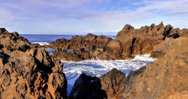 Rocky Sahili 'nde Dalgalar Çarpışıyor, Engebeli Kayalıklarla Manzaralı Okyanus Manzarası, Açık Mavi Gök Kıyı Manzarası, Deniz ve Taşla Doğal Kıyı Sahili, Dalgalı Huzurlu Kıyı Sahnesi