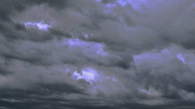 Koyu, yoğun fırtına bulutları gökyüzünü gri ve mor tonlarıyla dolduruyor. Dramatik bulut, yaklaşan fırtınadan önce doğanın saf gücünü ve güzelliğini yakalayarak gerilim ve korkuyu çağrıştırıyor.