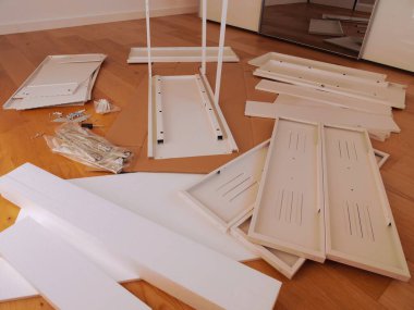 Parlak oda beyaz paneller, metal çubuklar, vidalar, aynalı gardırop, ahşap zemin, DIY kurulumu, ev içi, kabin inşaatı, donanım düzeni.