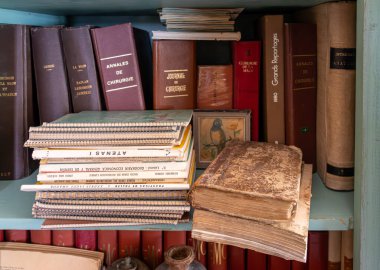 Rafta meşe ağacından eski tıp kitapları.
