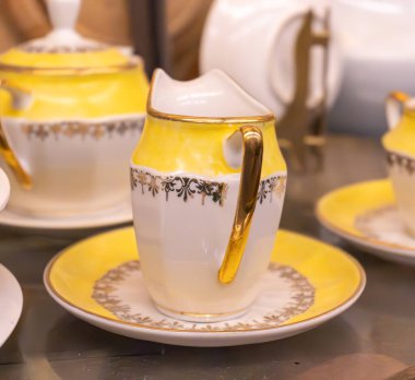 Altın süslemeli antika beyaz ve sarı porselen kahve seti