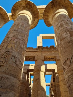 Mısır, Lüksör 'deki Karnak tapınağında büyük sütunları olan Hypostyle Salonu