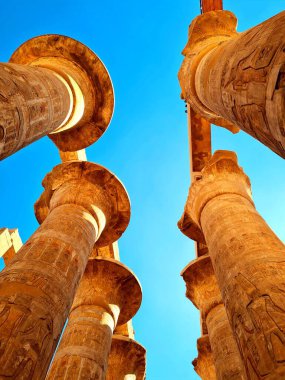 Mısır, Lüksör 'deki Karnak tapınağında büyük sütunları olan Hypostyle Salonu
