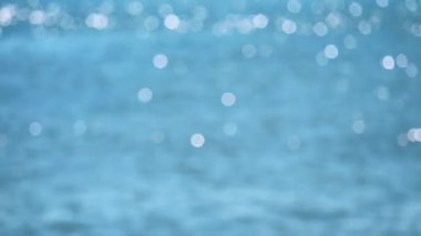 Bulanık ve bokeh yansıması yaz mevsiminde denizde daha büyük güneş ışığı parıltısı