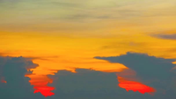 Homályos Naplemente Piros Sárga Narancs Felhő Égen Tenger Idő Múlásával — Stock videók