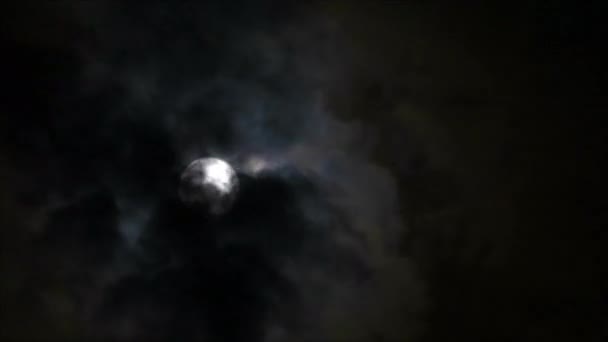 Volle Bloed Maan Glanzend Donkere Nacht Wolk Met Wolk Passeren — Stockvideo