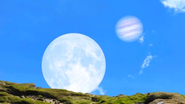 Moon Nära Jupiter Tillbaka Toppen Berget Och Blå Himmel Vit — Stockvideo