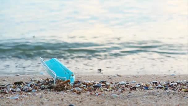 Используемые Маски Выбрасываются Песке Пляже Концептуально Опасные Отходы Риска Заражения — стоковое видео