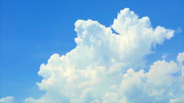 高耸美丽的白云清澈的蓝天巨大的翻滚在雨季的时间里消逝了 复制空间 夏天的云彩云彩背景 — 图库视频影像