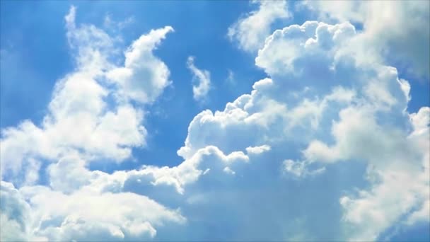 巨大的白云在移动 灰云在蓝天背景下移动 时间在流逝 — 图库视频影像