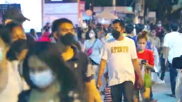 Pattaya Thailand November 2021 Menschen Laufen Mitten Der Nacht Zeitraffer — Stockvideo