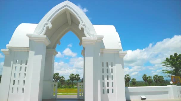 Puerta Entrada Blanca Del Templo Situado Colina Verano Una Nube — Vídeos de Stock