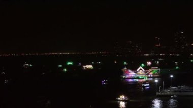 Pattaya Bali 'de yüzen restoran ve balıkçı tekneleri gece ışıklarının altında turistleri bekliyor.