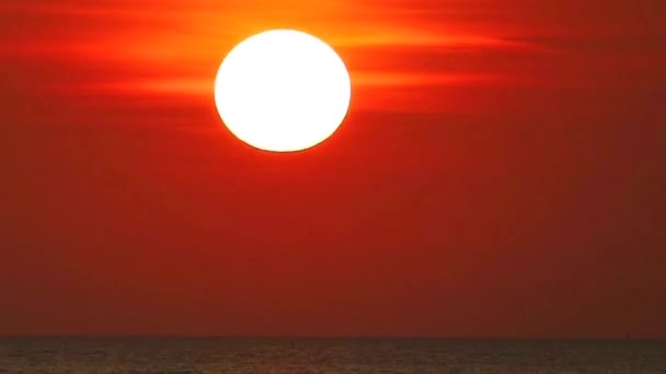 Zoom Naplemente Tengeren Sötét Vörös Felhő Égen Nyáron Lásd Omega — Stock videók