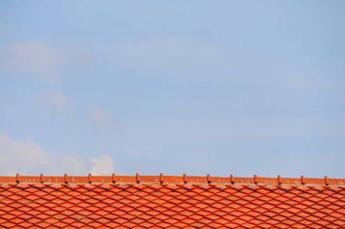 Çatı üstte ve mavi gökyüzü beyaz bulut arkaplanda. Çatının şekli. kiremit üst koruma